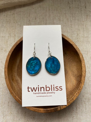 Medium Hammered Silver Chrome Blue Oval