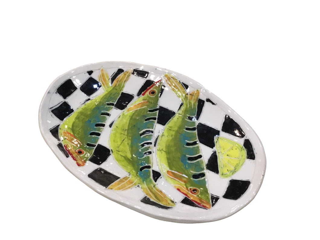 Fish on black and white w lemon