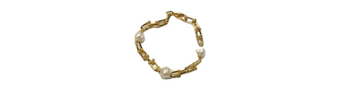 Gold horsebit chain w/pearl bracelet