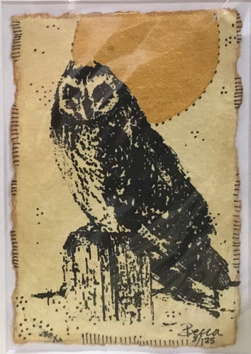 Short enamel owl golden moon