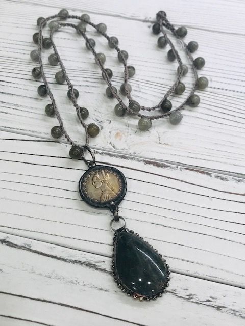 Laborite and coin w chain